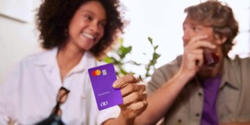 Nubank inicia oferta de plano para celular a seus clientes