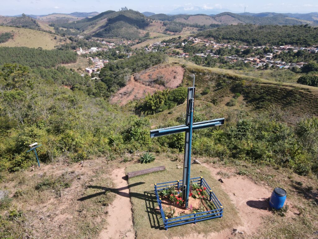 Do alto do Cruzeiro, uma vista inesquecível de Rio Piracicaba — agora no coração da rota da Cordilheira do Espinhaço. Tradição, fé e paisagens que encantam! (Foto Spasso Vídeo)