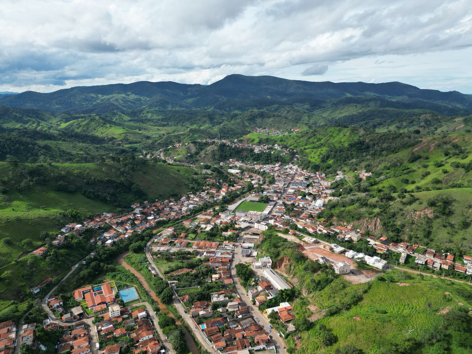 Entre montanhas e histórias, Santa Maria de Itabira encanta com sua natureza exuberante. Um novo destino na Cordilheira do Espinhaço que vale a viagem! (Foto: Divulgação PMSMI)