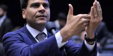 Reforma administrativa: proposta prevê fim de férias de 60 dias e limite a teletrabalho