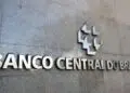 BC mantém Selic em 15% em busca de levar a inflação para o centro da meta